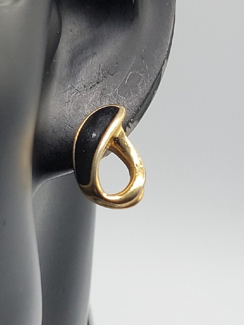 Vintage Trifari Post Earrings Swirl Earrings Gold Tone Black Enamel Pierced Ears - Picture 9 of 16